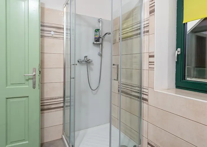 Zelena Hisa Pri Bjov *